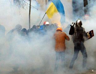 Clashes rage as 100,000 Ukrainians protest EU snub