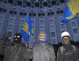 Ukrainian protesters block main government building