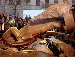Protesters fell Lenin statue, tell Ukraines president youre next