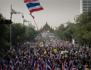 Thai PM calls snap election, protesters press on