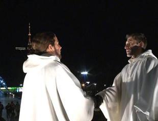 Turkish, Armenian actors break longest handshake record