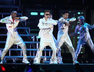 Pop star Bieber brings cheer in typhoon-hit Philippines