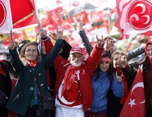 Nationalist party leader slams democratization package with massive chant of students oath