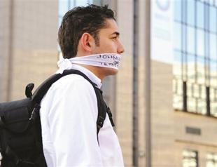 European Federation of Journalists member stages ‘standing man’ protest