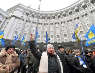 Ukraine PM warns opposition to halt protests