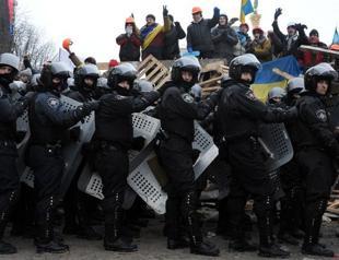 Ukraine officials suspended over police force against protesters