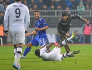 Fan invasion, odd ball interruption mar Kasımpaşa vs Beşiktaş clash