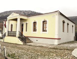 Turkey FM Davutoğlu’s historical meeting with Imroz people in Athens