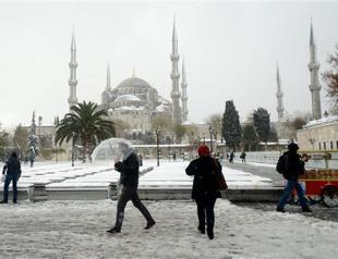 Snow blanket on Istanbul causes major transportation strife