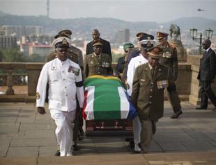 Mandelas body arrives at South Africas Union Buildings