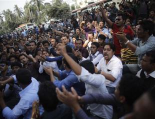 Bangladesh halts execution of opposition leader