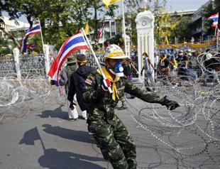 Thai protesters cut off power to PMs offices