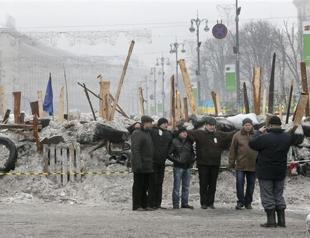 Ukraine protesters hold firm as US mulls sanctions