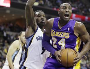 Kobe Bryant has broken bone in knee