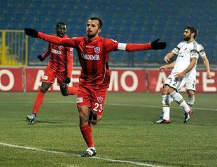 Fenerbahçe gets first defeat since opening-week as Galatasaray overcomes Trabzonspor keeper Onur