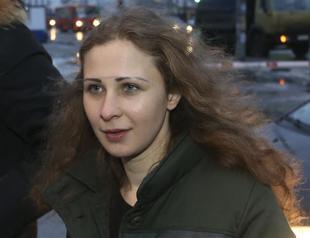 Russia frees Pussy Riot members from prison