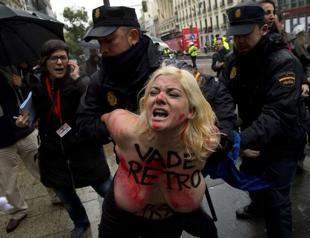 Femen bare breasts against Spain abortion law