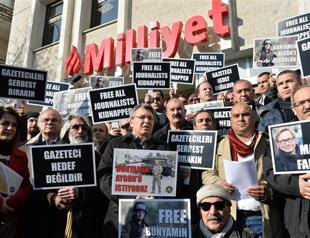 Fellow journalists gather for kidnapped Turkish journalist
