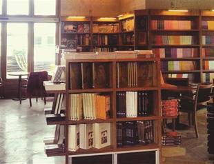 Bookstore opens branch at historical port of Eminönü