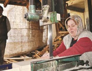 Women in northwestern Turkey sweating to earn living in carpentry