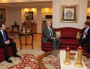 Turkeys foreign minister meets Lebanese politicians for Syria talks