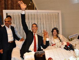 You may lean to kiss the bride: The tallest man on earth, Sultan Kösen, gets married