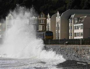 Storm lashes UK, France, Netherlands