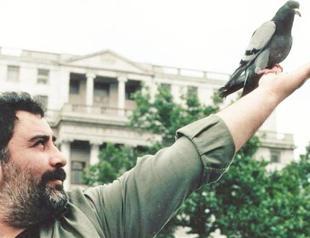 Turkish President Gül honors once defamed Kurdish singer Ahmet Kaya