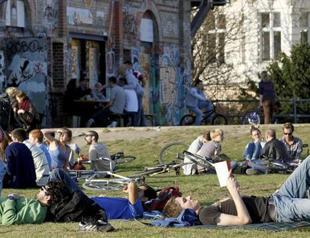 German population rises as immigration debate rages