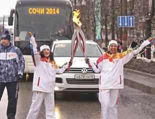 HDN editor Barçın Yinanç carries Olympic torch in Russia
