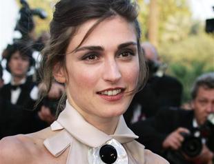 French magazine says Hollande having affair with actress