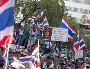 At least 28 hurt in blast at Bangkok opposition march: officials