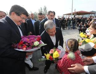 World must share Syrian refugee burden, UNHCR chief says in Turkey