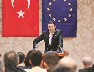 Pressure on press hinders democracy, says top judge