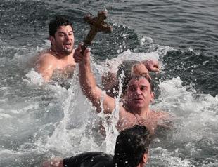 Greek Orthodox observe Epiphany with cross dive in Istanbul