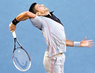 Favorites Djokovic, Serena through at Australian Open