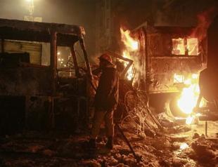 Ukraine anti-protest laws enter force amid violence