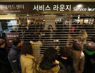 Angry South Koreans flood banks after data leak