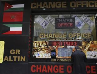 Lira plunges to new lows as Turkey holds rates steady