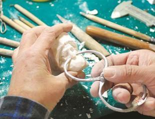 Artist creates portraits with Eskişehir’s unique mineral