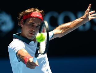 Federer, Azarenka advance as heat wave arrives