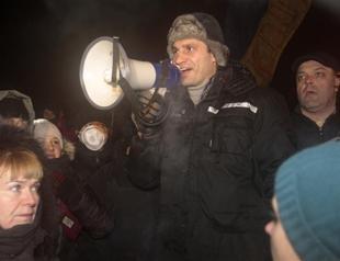 Protesters seize administrations in six Ukraine regions
