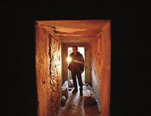 Archaeologists on the door steps of tumuli in İzniks necropolis
