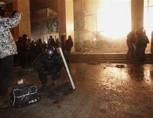 Ukraine opposition demands presidential polls as fresh clashes erupt
