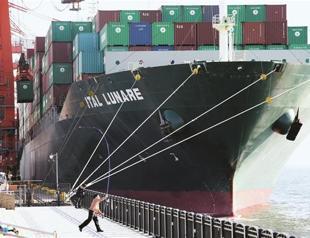 Japan trade deficit hits record high in 2013