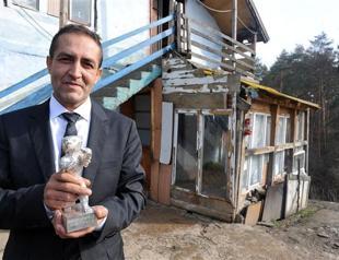 Bosnian Roma iron picker turned award-winning actor applies for asylum in Berlin