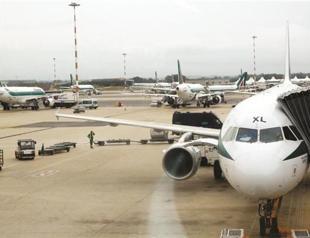 US weighs permitting cellphone calls on planes