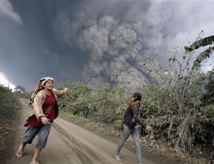 New Indonesian volcanic eruption halts search