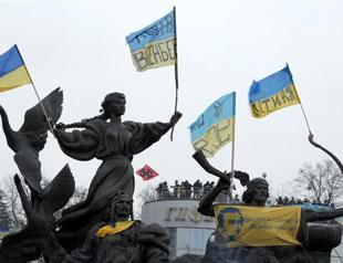 Outraged Ukrainians protest leaders Russia overture