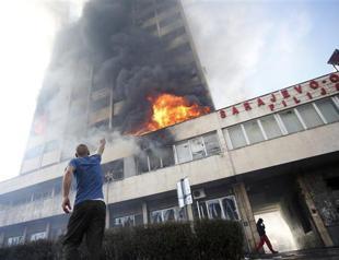 Bosnian protestors storm government buildingsa in Tuzla